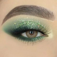 Like Green Eyeshadow Looks, Green Prom Eye Makeup, Prom Makeup Inspo Green Dress, Tiana Eye Makeup, Green And Black Prom Makeup, Green Makeup Eyeshadow, Irish Makeup Looks, Quinceanera Green Makeup, Bold Green Eye Makeup