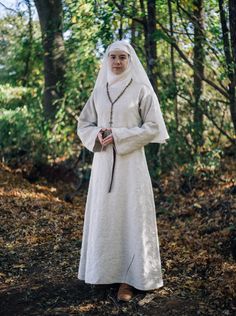 Inspired by 12th and 13th century manuscript illuminations, our nun’s habit is designed to fit in any medieval abbey or town. Meant to be worn as an overgarment, it serves the practical purposes of keeping layers underneath neat and clean and acting as a symbol of religious dedication. We recommend wearing one size up to comfortably fit layers underneath and to achieve the full, robe-like style characteristic of the time period. Comes in sizes: XS (bust up to 32") S (bust up to 34”) M (bust up t 12th Century Dress, Nun Outfit, Nuns Habits, Nun Costume, Irish Clothing, Fair Outfits, Illuminated Manuscript, Historical Clothing, Fit In