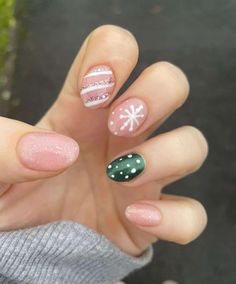 Natural Nails Christmas Design, Short Oval Nails Acrylic Christmas, Gel Nails Ideas Short Winter 2023, Short Oval Winter Nails, Crismas Nails Short, Xmas Nails Short Natural, Snow Flake Nails Short, Christmas Gel Nails Short Simple, Short Squoval Christmas Nails