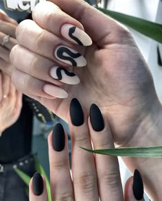 Halloween Snake Nails, Snake Design Nails, Opposite Nails, Black Snake Nails, Snake Nail Design, Trendy Black Nail Designs, Snake Nails Designs, Nails Suggestions, Black Heart Nails