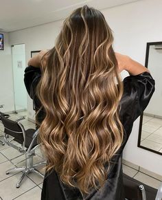 Oásis Cabelo & Arte on Instagram: "Castanho iluminado ✨ Agendamentos e informações pelo WhatsApp (19) 99737-1993 . . . #morenailuminada #castanhoiluminado #morena #newhair #hairstyle #haircut #instahair #hairdesign #haircolor #hair #beleza #sp #sbo #santabarbaradoeste #americanasp #americana #limeira #piracicaba #sumare #novaodessa #campinas #cabelo #oasiscabelos" Blonde To Brown Balayage, Long Layered Hair Blonde, Brown Balayage Long, Layered Hair Blonde, Honey Bayalage Brunette, Honey Caramel Balayage, Balayage Brown Blonde, Balayage Hair Brown, Long Light Brown Hair