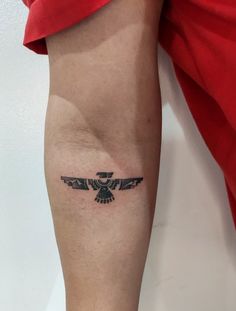 Tatto indigena thunderbird mitologia indigena Native American Thunderbird Tattoo, Thunder Bird Tattoo, Small Native American Tattoos, Native American Tattoos For Men, Native American Eagle Tattoo, Native American Warrior Tattoos, Body Doodles, Thunderbird Tattoo, Traditional Eagle Tattoo