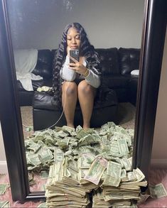 Best Date Places, Thigh Tattoos Black Women Roses, Pretty Girl Holding Money, Rich Off Hair Aesthetic, Business Ideas Black Women, Nyasia Core, Enturpenurs Lifestyle, Posing With Money, Hair Influencer Aesthetic