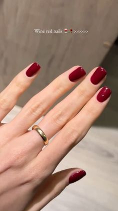 Dainty Nails Classy, Fall Gelish Nails, Oval Short Red Nails, Red Nails Fall 2024, Short 2024 Nails, Winter Wine Nails, Classic Red Nails Vintage, Gel Polish Aesthetic, Short Red Gel Nails Ideas