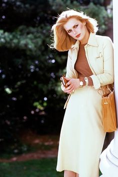 1976  Description: Model Patti Hansen wearing a cream suit by Ralph Lauren with a Bottega Veneta bag. 1980s Models, Italian Fashion Style, Women Black Shoes, Shoes For Women Black, Photoshoot Street, Fall Moodboard, Italian Heels, 90s Chic, Luxury Outfit