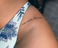 a woman with a tattoo on her left arm that reads, mama de mim