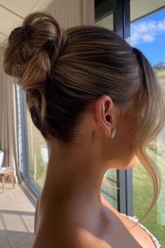 22 Weave Updo Hairstyles: Trendy and Elegant Looks For Any Occasion | Lookosm Simple Prom Hair, Viking Hair, Ball Hairstyles, Wedding Guest Hairstyles, High Bun, Braids With Extensions