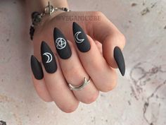 Simple Witchy Nail Designs, Simple Witch Nails, Nails For Witches, Boho Goth Nails, Witchy Dip Nails, Witch Nails Coffin Shape, Goth Nail Art Short, Simple Nail Designs Almond, Witch Nail Designs