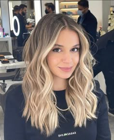 Tuns Bob Lung, Blonde Hair With Roots, Rambut Brunette, Summer Blonde Hair, Ombre Hair Blonde, Dark Roots Blonde Hair, Balayage Blonde, Brown Hair Balayage, Blonde Hair Inspiration