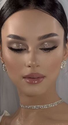 Formal Inspo Makeup, Dreamy Look Makeup, Makeup Ideas Champagne, Quince Makeup Glitter, Trend Makeup 2024, Bridal Makeup Dramatic, Light Smokey Eye Makeup, Makeup For Blue Dress, Champagne Makeup Look