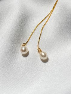 Elevate your look with the Cordelia Pearl Threader Earring - a versatile and timeless piece that exudes elegance and class. The delicate pearl design adds character to any outfit, making it the perfect addition to your wardrobe. Wear it on its own or pair it with the Ellis for a stunning double pearl effect. Crafted with 14K gold, this earring is durable enough for everyday wear and is designed to last. The Cordelia Pearl Threader Earring is the perfect accessory to complement your style and add Pearl Threader Earrings, Gold Minimalist Jewelry, Pearl Design, 18k Gold Jewelry, Sustainable Packaging, Earrings Minimalist, Threader Earrings, Pearl Charms, Gold Pearl