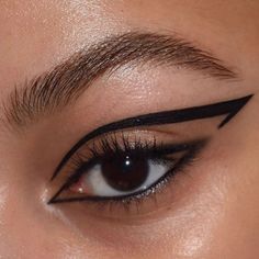 Black Eyeliner Makeup, White Eyeliner Makeup, Eyeliner Designs, Cute Eye Makeup, Graphic Makeup, Swag Makeup, Eye Makeup Pictures