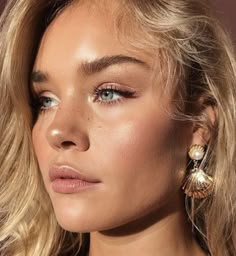 20 Beautiful Natural Wedding Makeup Looks That Are In - Society19 Maquillaje Glowy, Wedding Makeup Blonde, Natural Wedding Makeup Looks, Wedding Makeup Blue, Gorgeous Bridal Makeup, Beach Makeup, Light Makeup Looks, Embrace Natural Beauty