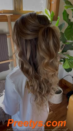 2024 Prom Glam: Curly Hairstyles That'll Steal the Show Preetys.com Fun Prom Hairstyles, Prom Hairstyles Shoulder Length, Half Bun Hairstyle, Long Hair Ideas, Prom Glam, Bridal Hair Half Up, Half Up Wedding Hair, Half Bun