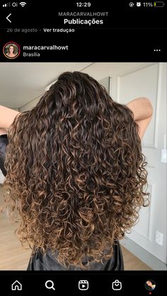 Warm Caramel Balayage Honey Curly Hair, Naturally Curly Hair Highlights Caramel, Caramel Highlights On Dark Hair Curly, Curly Dark Brown Hair With Highlights, Pintura Highlights Curly, Caramel Highlights Curly Hair, Caramel Highlights On Dark Hair, Blonde Highlights Curly Hair, Beyonce Hair