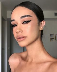 Grafik Eyeliner, Winged Liner Makeup, Nude Lip Makeup, Bold Eyeliner, Eyeliner Hacks, Makeup Pengantin, Linda Hallberg, Graphic Eyeliner, Cat Eye Makeup