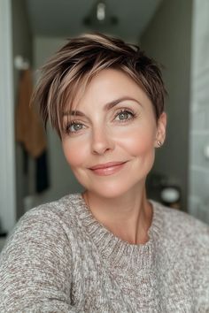 35+ Gorgeous Short Haircuts for Women Over 40 That You Need to See in – CreativeBooster Short Hair Caramel Highlights, Short Hair Caramel, Pixie With Highlights, Stylish Short Haircuts For Women