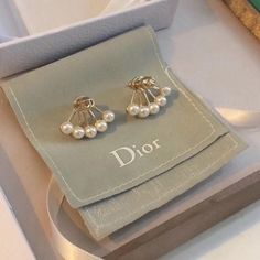 Dior Earrings Pearl, Pearl Gold Earrings, Quotes Celebrities, Dior Earrings, Preppy Jewelry, Expensive Jewelry Luxury, Luxe Jewelry, Luxury Earrings