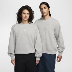 Elevate your essentials with this soft, brushed fleece crew. The roomy fit gives you space to move and layer, and the Nike SB logo on the chest gives it a clean finish. Sb Logo, Nike Skateboarding, Heather White, Fleece Sweater, Fleece Pants, Crew Neck Shirt, Knitted Tshirt, Pant Shirt, Outdoor Shoes