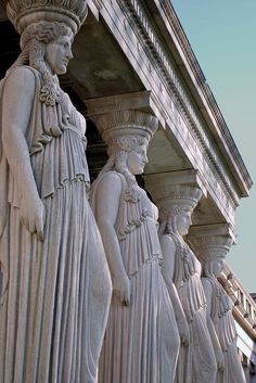 the statues are lined up on the side of the building