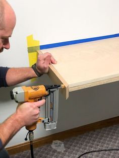 Here is a great desk building tutorial. This DIY desk is great for small rooms and large rooms. Learn how to build corner L-shaped floating desk. #DIYdesk #desk #cornerdesk Floating Desk Diy, Diy Floating Desk, Downstairs Office, Curved Desk, Art Macramé