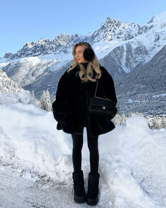 Black winter snow outfit Snow Cold Weather Outfits, All Black Skiing Outfit, Cute Winter Outfits Aesthetic Snow, Snowy Mountain Outfit, Afterski Outfit, Snow Fashion Outfits, Ski Outfits For Women Black, Alt Snow Outfits