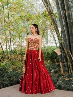 This maroon georgette mirror and pechani work corset is paired with a cotton silk lehenga with scattered mirror and pechani work. This outfit is completed with a georgette choker dupatta. Traditional Corset, Corset Blouse Lehenga, Corset Lehenga, Indowestern Lehenga, Western Lehenga, Indo Western Lehenga, Best Blouse Designs, Lehenga Designs Simple, Corset Blouse