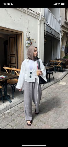 Summer Hijab Outfits Street Styles, Summer Modest Outfits Muslim, How To Style Linen Pants, Hijab Closet, Flowy Pants Outfit, Hijabi Styles