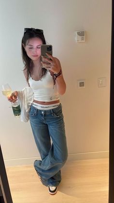 Low Rise Skirt Outfit, Houseparty Outfits, Model Off Duty Outfits, How To Have Style, Date Night Outfit Summer, Look Legging, Bella Hadid Outfits, Skandinavian Fashion, Emma Chamberlain