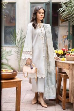 Pakistani Outfits Casual, Eid Outfits Modern, Best Designer Suits, Pakistani Dresses Online, Wedding Lehenga Designs, Indian Bride Outfits, Short Kurta, Eid Outfits