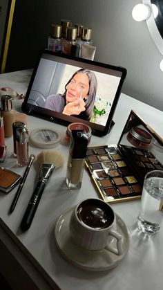 Makeup Story Instagram, Tess Holliday, Modeling Agency, Mia 3, Beauty Influencer, Foto Ideas Instagram, Beauty Standards, Instagram Photo Inspiration