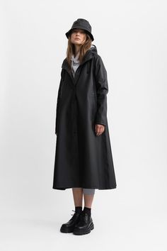 Stutterheim Mosebacke long raincoat in black is the a flowing A-line women’s raincoat. PIPE AND ROW Stutterheim Raincoat, Long Raincoat, Rains Long Jacket, Raincoat Outfit, Black Raincoat, Long Rain Coat, Raincoats For Women, Stockholm Fashion, Jacket Long