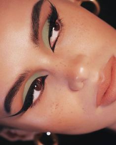 70s Inspired Bridal Makeup, 1970s Glam Makeup, Mod Makeup Hooded Eyes, 70s Eyeshadow, 70’s Disco Makeup, Editorial Eyeliner, Eccentric Makeup, 70s Eye Makeup, 70's Makeup