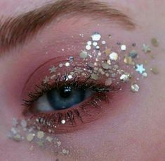 Eye Makeup Glitter, Glitter Makeup Looks, Glitter Eye Makeup, Face Gems, Creative Eye Makeup, Makeup Game