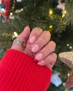 21. Festive Bows on Classic Red Tips Christmas Nail Inspo Short Simple, Holiday Nails Subtle, Summer Nails Christmas, Simple Nail Design For Christmas, Christmas Ideas For Nails, Christmas French Tip Nail Designs, Christmas Nails Inspo Short, Nail Inspired Christmas, Christmas Nails Very Short