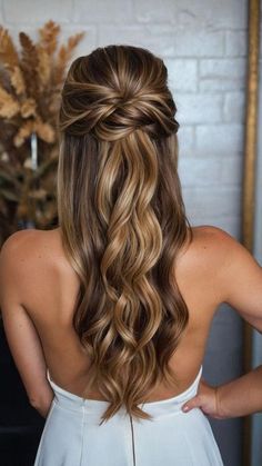 Half Up Half Down Homecoming Hairstyles Bridesmaid Hair Inspo, Hairstyles Photos, Bridemaids Hairstyles, Tail Hairstyle, Ball Hair, Medium Length Curly Hair, Hoco Hair, Formal Hairstyles