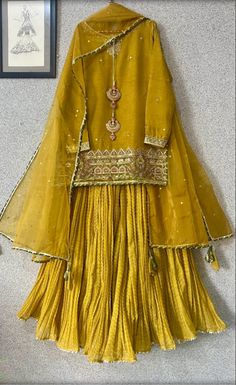 Haldi Outfits Pakistani, Bridal Mehndi Dresses Ideas, Simple Haldi Dress Ideas Pakistani, Mehndi Suit Designs, Dolki Outfits, New Mehndi Dress Design, Mayoun Dresses, Yellow Garara Suit For Haldi, Haldi Garara Dress