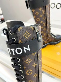 Chanel Bedding, Fly Shoes, Luxury Boots, Jordan Shoes Retro, Shoes Outfit Fashion, Bag Guide, Walk In My Shoes, Shoes Outfit, Hype Shoes