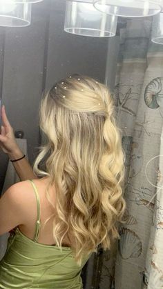 Homecoming Hair For Long Hair, Disco Hoco Hairstyles, At Home Hoco Hairstyles, Hoco Hair Styles Up, Wavy Hair Hoco Styles, Simple But Cute Hairstyles For Prom, Downdo Hairstyles For Prom, Hi I Hairstyles, Easy Hoco Hairstyles Straight Hair