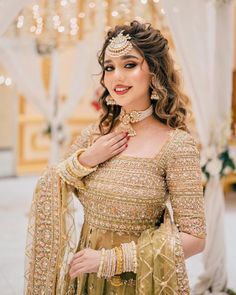 Hairstyles With Lehnga Outfit, Barat Bride Hairstyles Pakistani, Nikah Hairstyles, Lehnga Hair Styles, Pakistani Party Hairstyle, Mehndi Hairstyles For Bride, Barat Hairstyles, Open Hairstyles Indian Wedding, Pakistani Bride Hairstyle