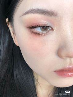 Txt Concert Makeup, Salt Burn Outfits, Simple Eye Makeup Ideas, Simple Party Makeup, Cool Toned Makeup, Korean Makeup Trends, Peach Beach, Concert Makeup, Vampire Bride