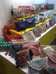 many different types of purses are on display