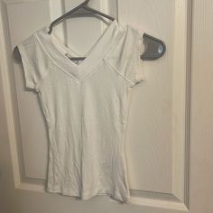 Nwot Bdg Vneck Top Size Small V Neck Tops, Cool Outfits, Color White, Womens Tops, V Neck, Women Shopping, How To Wear, White