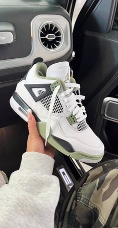 ~ Retro Seafoam ~ Light Green and White Good Shoe Game, Buty Jordan, Shoe Goals, Shoes Trending, Pretty Sneakers, Boty Nike, Stile Hijab, Skor Sneakers, Good Shoes