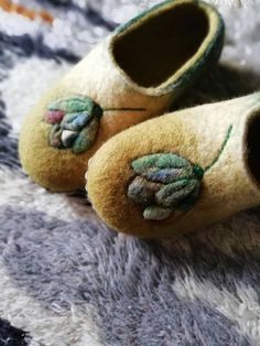 Felted slippers - women wool slippers - mossy yellow wool slippers - eco house shoes. Handmade felted slippers are made using all natural products - 100% wool, water and olive oil soap. Soles are covered with natural leather. These colourful slippers are for women. SIZE - to order You will be unique. The wool slippers massage your feet and give pleasure. Made item will be shipped in 2-3 days after payment . TO ORDER: I can make any size, write me. Shipping usually takes from 2 (EU) to 3-4 (US, C Felted Wool Slippers Pattern, Wet Felted Slippers, Art For Women, Felt Wool Slipper, Wool Indoor Slip-on Slippers, Felted Wool Slippers, Colorful Slippers, Felt Shoes, Olive Oil Soap