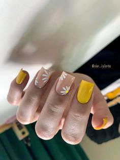 Summer Yellow Nails, Ombre Chrome Nails, Nails Yellow, Acrylic Toe Nails, Manicure Nail Designs, Minimal Nails, Casual Nails