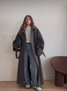 Jeans With Long Coat Outfit, Classy Outfits University, Long Coat Outfit Aesthetic, Oversized Work Outfit, Long Gray Coat Outfit, Simple Looks Outfit, Autumn Jeans Outfits, Grey Monochromatic Outfit, Gray Coat Outfit