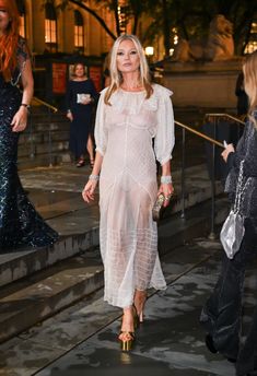 Kate Moss' 50th Birthday Outfit Was One Of Her Sultriest Yet 50th Birthday Outfit, Sultry Outfit, Kate Moss Outfit, Friends In Paris, Kate Moss Style, One Star, Kate Moss, Inspiration Mode