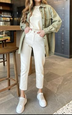 Everyday Work Outfits Casual, Easy Chic Style, Outfit For Office Women, Natural Romantic Clothing Style, Madrid Spain Outfit Idea, Korean Outfits Spring, Bottom Hourglass Outfits, Pants For Women Over 50, Outfits With White Pants