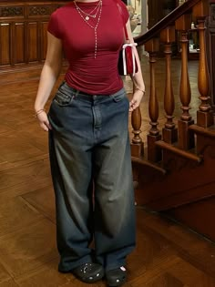 Women In Baggy Clothes, Clothes With Baggy Jeans, Business Casual Attire Summer, Baggy Jeans Fitted Top Outfit, Baggy Jeans Outfit Woman, Red Top Jeans Outfit, Fall Outfits Baggy Jeans, Very Baggy Jeans Outfit, Chubby Fall Outfits